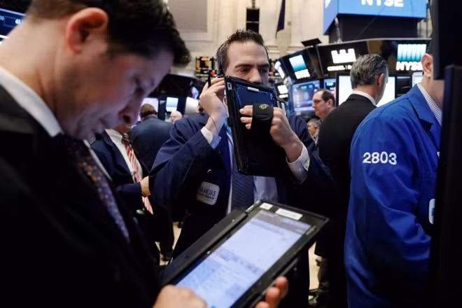 Traders work on the floor of the New York Stock Exchange (NYSE) in New York, U.S., March 21, 2017. REUTERS/Lucas Jackson