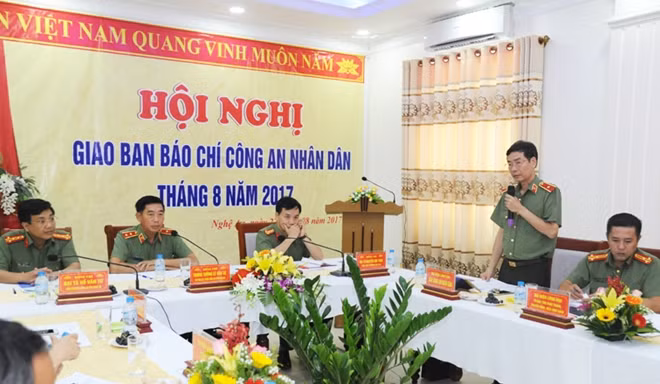Major General Pham Van Mien speaking at the meeting.