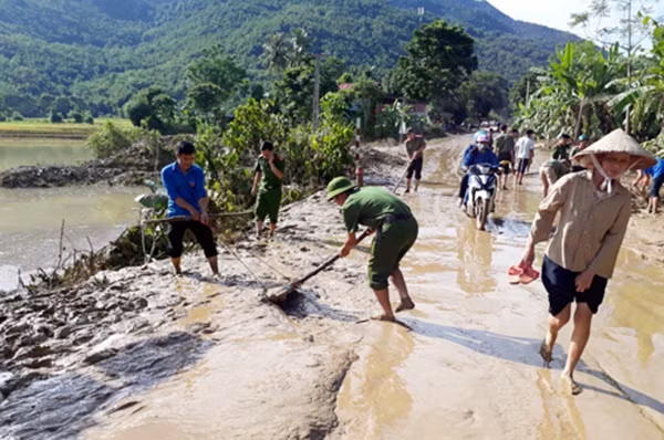 To help people overcome the consequences of the recent floods, all officers and soldiers of the ThuongXuan District Police have been deployed to the hardest-affected communes to repair people's houses and dredge mud at schools, and clear roads. To help people overcome the consequences of the recent floods, all officers and soldiers of the ThuongXuan District Police have been deployed to the hardest-affected communes to repair people's houses and dredge mud at schools, and clear roads.