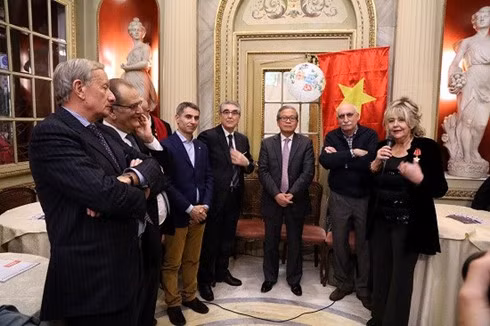 Vietnam’s Honorary Consul in Turin, Sandra Scagliotti (first, right), speaks at the gathering