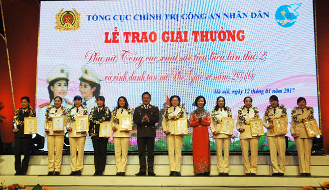 Deputy Director of the General Department of Politics Nguyen Quang Chu awarding certificates of merit to excellent women