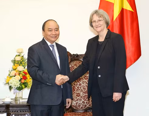 Prime Minister Nguyen Xuan Phuc (L) weclomes President of the Harvard University Drew Gilpin Faust