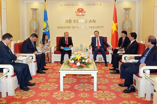 Minister To Lam (R) and Ambassador of Kazakhstan Beketzhan Zhumakhanov at the reception.