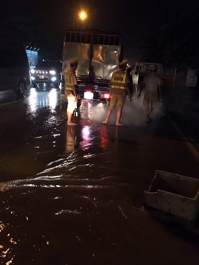At the scene, a long line of vehicles were almost unable to move as the 500m section of road was submerged in water.