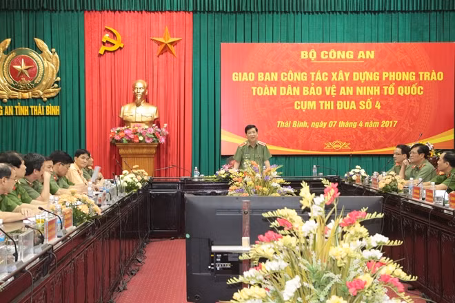 Lieutenant General Nguyen Van Son speaking at the working session.