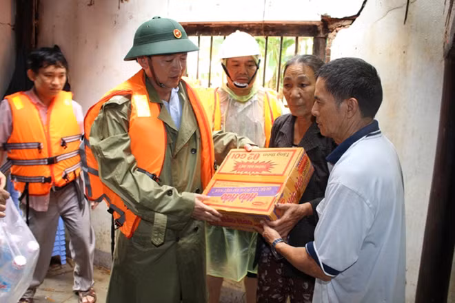 Mr. Ho Quoc Dung presenting gift to Mr. Le Van Hai