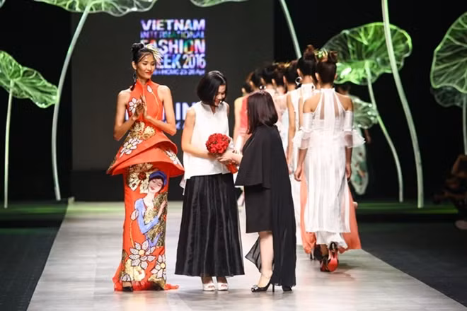 On the runway: Designer Hoang Quyen of Tiny Ink (centre) at the Spring/Summer International Fashion Week in April. — Photo courtesy of the organiser