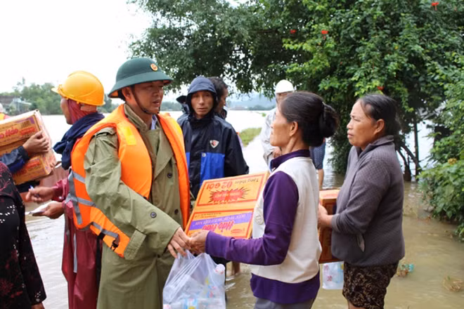 Mr. Ho Quoc Dung handing over food to people in Tuy Phuoc