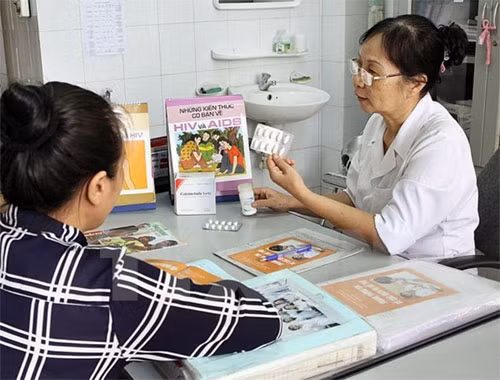 A people living with HIV receives medical consultation in Ha Long City. — Photo: VNA/VNS