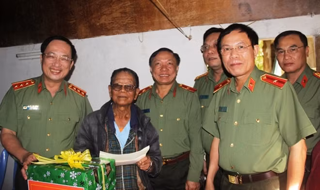 Deputy Minister Nguyen Van Thanh is handing gift to Mr. Lieu