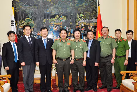 Vice Minister Bui Van Thanh and other representatives