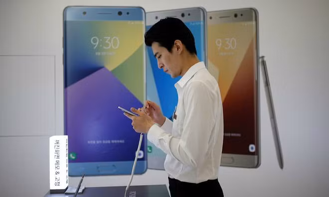 An employee uses a Samsung Electronics' Galaxy Note 7 new smartphone at its store in Seoul, South Korea, September 2, 2016. Photo by Reuters/Kim Hong-Ji An employee uses a Samsung Electronics' Galaxy Note 7 new smartphone at its store in Seoul, South Korea, September 2, 2016. Photo by Reuters/Kim Hong-Ji