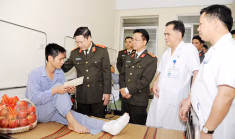 Lieutenant General Nguyen Xuan Muoi and other leaders visiting Lieutenant Vinh Lieutenant General Nguyen Xuan Muoi and other leaders visiting Lieutenant Vinh