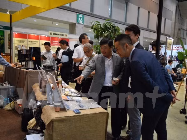 Vistors to the Vietnamese booths (Photo: VNA) Vistors to the Vietnamese booths (Photo: VNA)