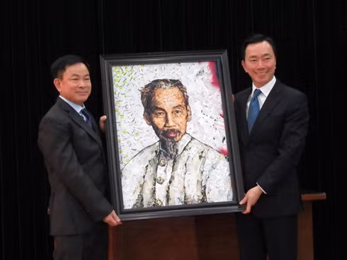 Holding history: Vietnam’s Ministry of Foreign Affairs in Hanoi organised a ceremony on October 31 to hand over to the museum the late President Ho Chi Minh’s portrait by Algerian-French artist Mustapha Boutadjine Holding history: Vietnam’s Ministry of Foreign Affairs in Hanoi organised a ceremony on October 31 to hand over to the museum the late President Ho Chi Minh’s portrait by Algerian-French artist Mustapha Boutadjine