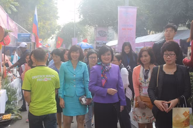 Mrs. Nga visiting stands of the festival