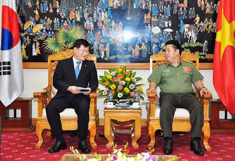 Vice Minister Bui Van Thanh and Mr. Un-gil Choi