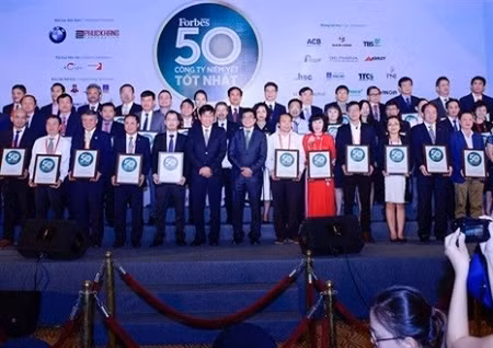 Representatives of the 50 best Vietnamese companies receiving certificates of merit by Forbes Viet Nam Magazine in Ho Chi Minh City. Photo: bizhub.vn