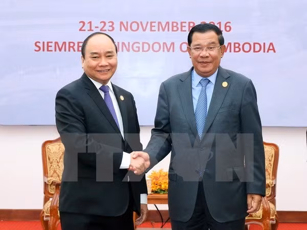 Prime Minister Nguyen Xuan Phuc (L) and his Cambodian counterpart Hun Sen (Photo: VNA)