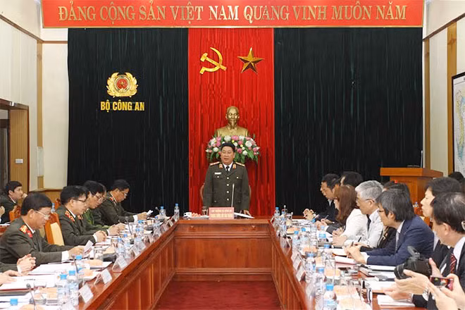 Lieutenant General Bui Van Nam addressing the meeting