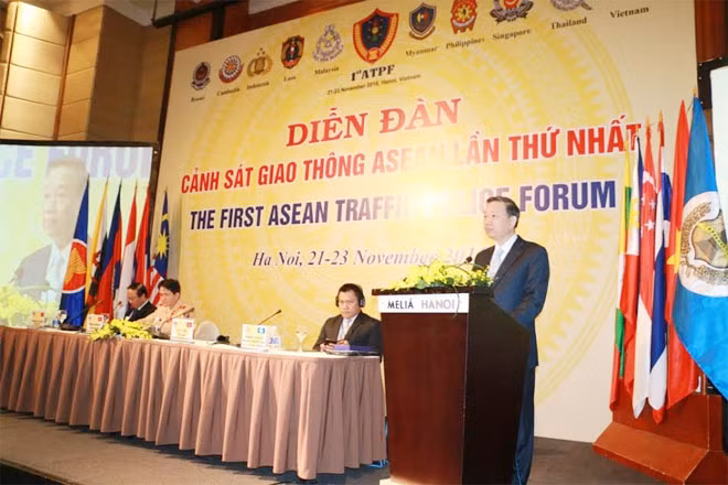 Minister To Lam addressing the forum