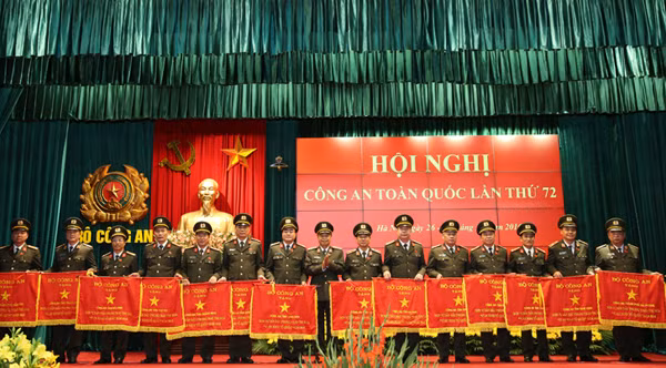 Deputy Minister Pham Dung handing over Emulation Flags of Public Security Ministry to departments and units