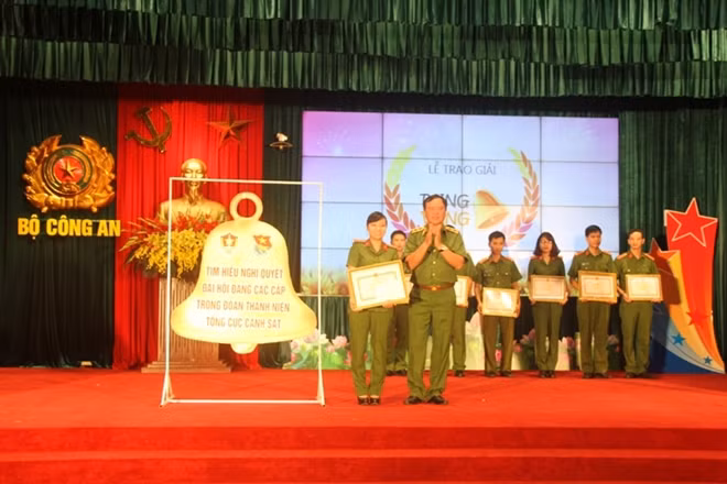 Lieutenant General Tran Van Ve and the winner - Second Lieutenant Nguyen Thu Trang