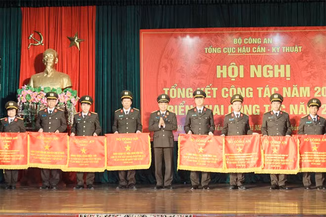 Leaders of the Ministry presenting Emulation Flags of the Ministry of Public Security to typical organizations and individuals for their outstanding results