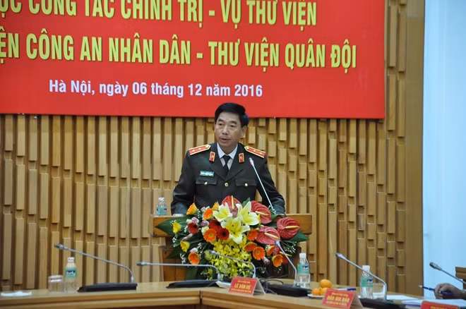 Lieutenant General Le Van De addressing the ceremony
