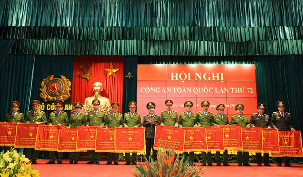 Deputy Minister Nguyen Van Son presenting Emulation Flags of Public Security Ministry to departments and units