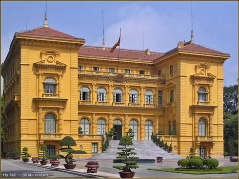 Presidential Palace right next to the Ho Chi Minh Mausoleum on Ba Dinh Square (Photo: staticflickr.com)