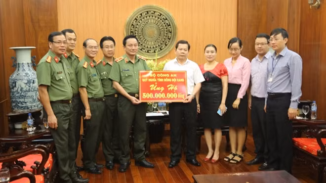 Major General Nguyen Quang Chu handing over VND500 million from the “Comradeship Fund” to the Quang Ngai Provincial People’s Committee