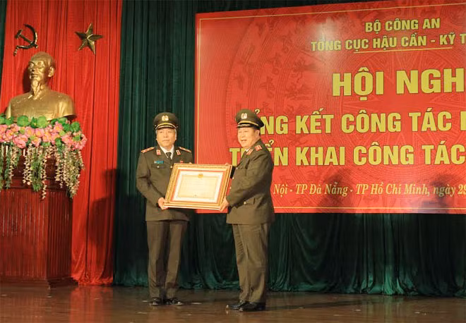 On behalf of leaders of the Party and the State, Deputy Minister Bui Van Thanh handing over the Fatherland Defense Order of first class to Lieutenant General Vu Thuat, Former Deputy Director of the General Department of Logistics – Techniques