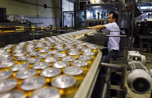 A man works at a production line of Hanoi Beer Corporation (Habeco) in Hanoi. Photo by Reuters
