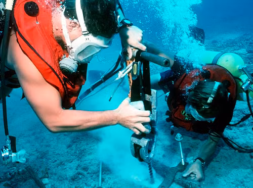 The AAG cable has ruptured many times in recent years. Photo by VnExpress