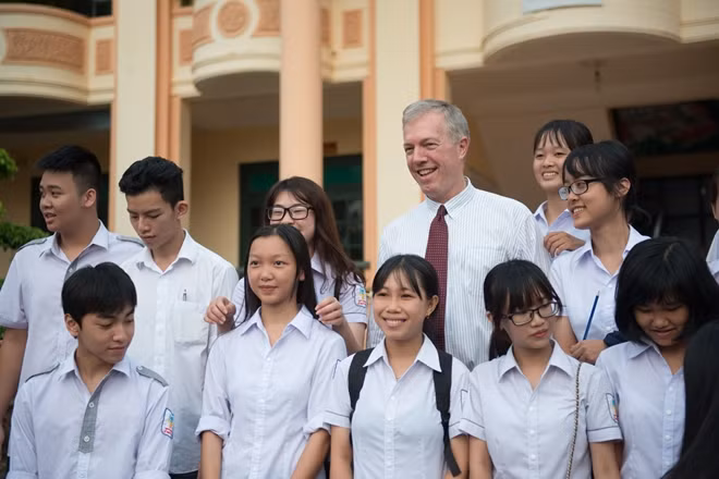 Ambassador Ted Osius and the students of Le Quy Don high school Ambassador Ted Osius and the students of Le Quy Don high school