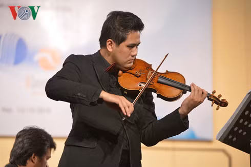 Violist Bui Cong Duy