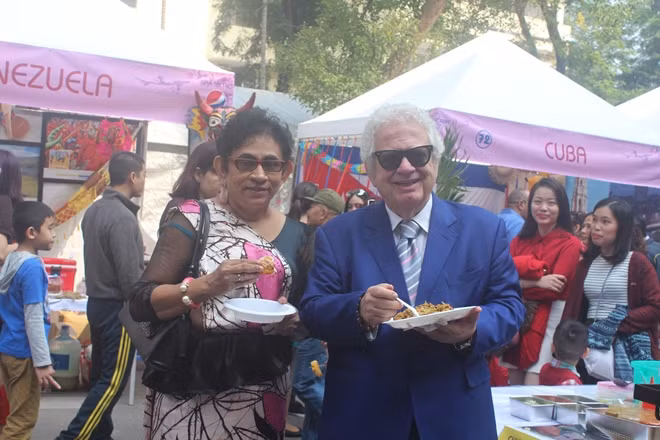 Greek Ambassador to Vietnam tasting food