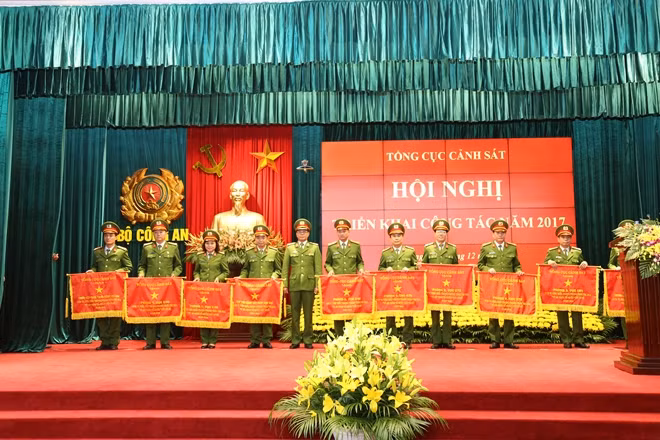 Lieutenant General Phan Van Vinh, Director of the General Department of Police presenting Emulation Flag to excellent units Lieutenant General Phan Van Vinh, Director of the General Department of Police presenting Emulation Flag to excellent units