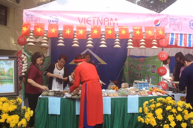 In particular, the stand of the Vietnamese culinary drew much attention from foreigners. Ms. Sara Salvatore from Italy told reporter: “I love typical Vietnamese dishes as spring rolls and Banh Mi. They are delicious.”