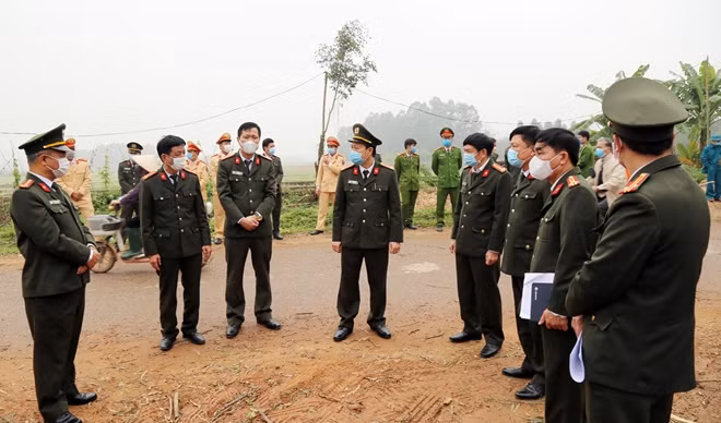 Senior Colonel Dinh Ngoc Khoa, Director of the Vinh Phuc Provincial Police Department, member of the Vinh Phuc Provincial Steering Committee for COVID-19 prevention and control, inspects key checkpoints around the commune and directs the tasks of ensuring security and order in Son Loi Commune.