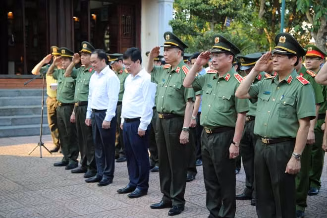 Minister To Lam and other leaders of the MPS pay tribute to Uncle Ho.