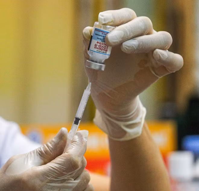 16,000 doses of vaccine, including 7,000 Moderna doses had been allocated to Hoan Kiem district, and they were injected to local people on July 28. 16,000 doses of vaccine, including 7,000 Moderna doses had been allocated to Hoan Kiem district, and they were injected to local people on July 28.