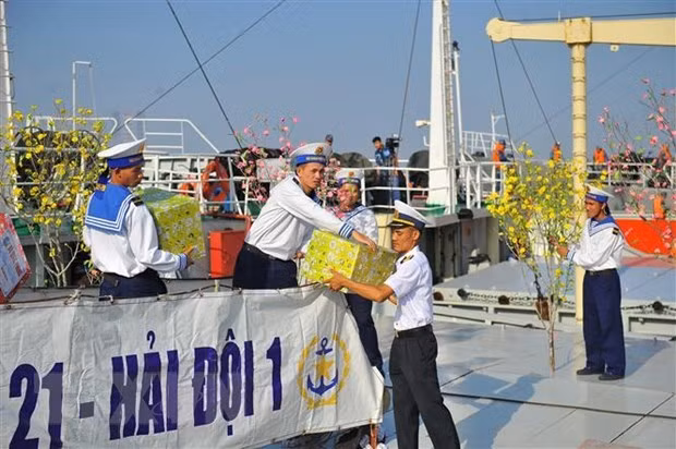 Naval soldiers load Tet gifts onto a vessel before departing for DK1 platforms and Con Dao island district (Photo: VNA) Naval soldiers load Tet gifts onto a vessel before departing for DK1 platforms and Con Dao island district (Photo: VNA)