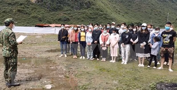 The unit has completed necessary procedures and coordinated with relevant agencies to send the illegal Vietnamese entrants to COVID-19 quarantine establishments in Trung Khanh. (Photo: VNA)