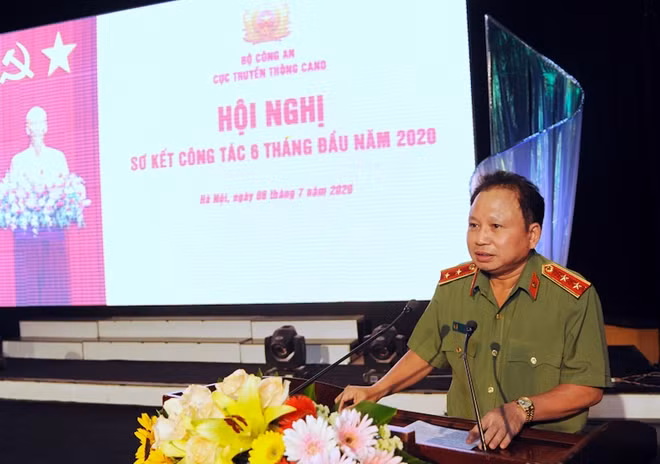 Lieutenant General Mai Van Ha, Director of the DIC, speaks at the event