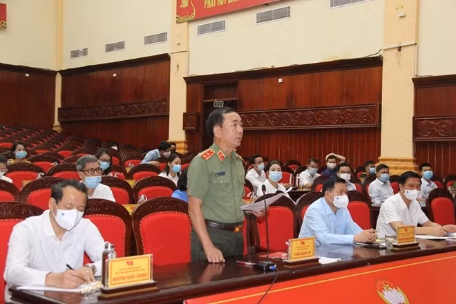 Deputy Minister Tran Quoc To speaks at the meeting.