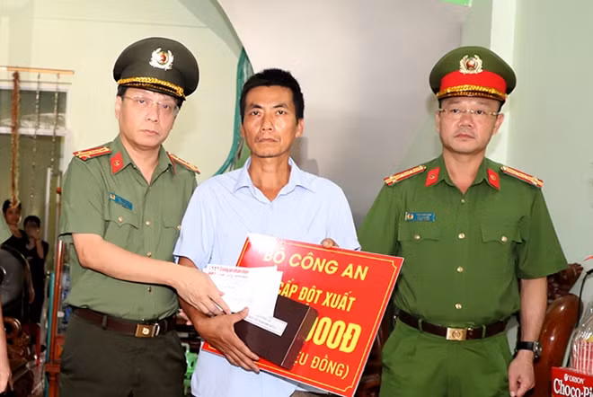 Senior Colonel Pham Khai (left) presents gifts of the PSNews to family of Major Sergeant Nguyen Van Manh. Senior Colonel Pham Khai (left) presents gifts of the PSNews to family of Major Sergeant Nguyen Van Manh.