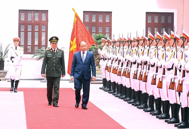 PM Nguyen Xuan Phuc inspects the Public Security Guard of Honor.