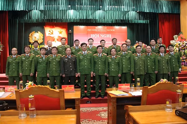 Deputy Minister Nguyen Duy Ngoc and other delegates. Deputy Minister Nguyen Duy Ngoc and other delegates.